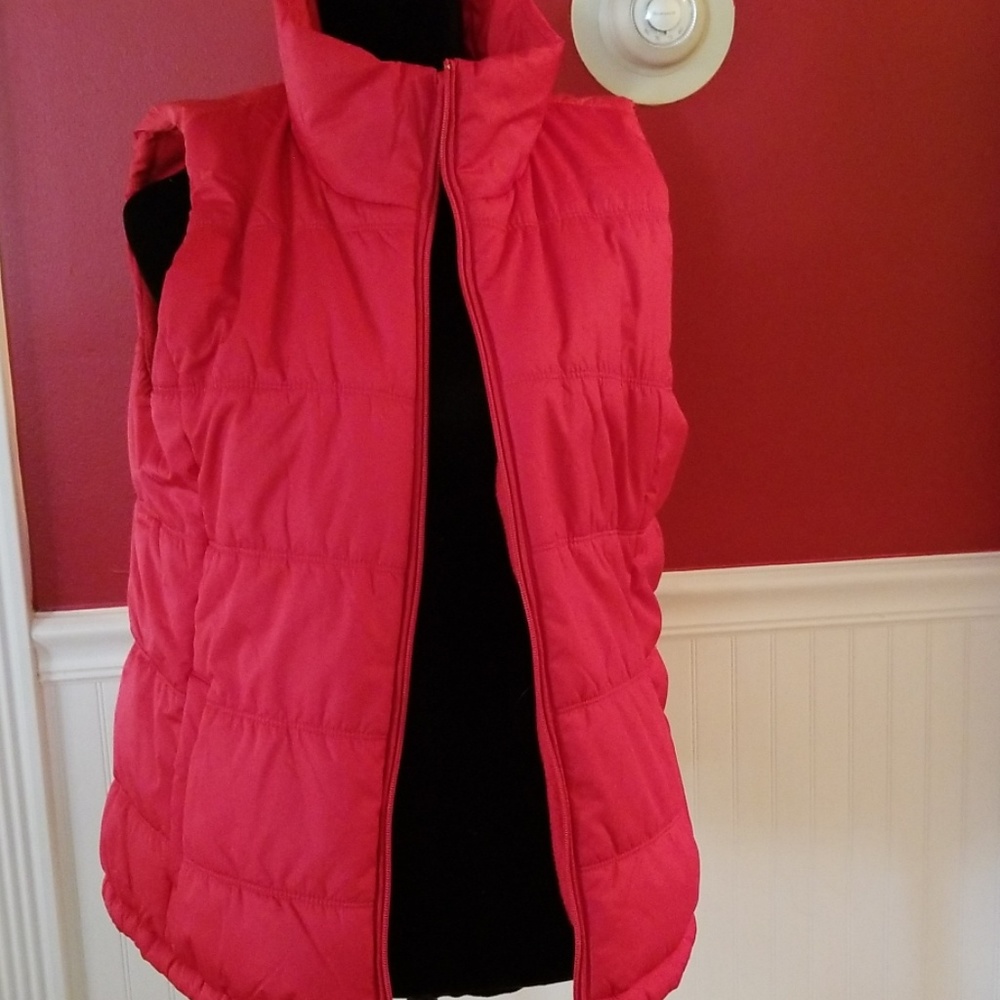 NY and co red vest